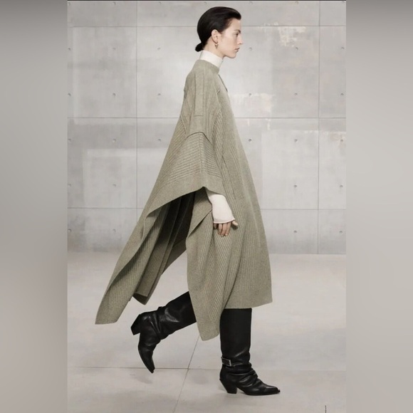 ZARA SRPLS 2022 WOOL PONCHO size M - Picture 1 of 2